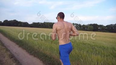 肌肉男在<strong>乡间</strong>小路上奔跑。 年轻的运动员在<strong>乡间</strong>小道上慢跑。 男运动员训练